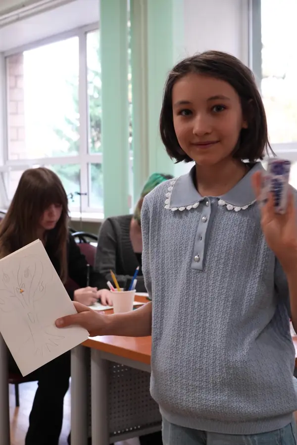Девочка показывает свою поделку с мастер-класса